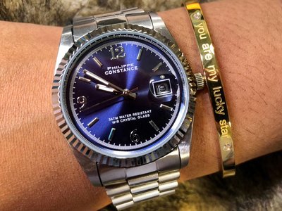 Stalen Philippe Constance Horloge NU 30% KORTING - Philippe Constance - Dameshorloge - 4450 Large - Staal - Zilver - Indigo Blauw - Serrated - Schakelarmband - Datumaanduiding