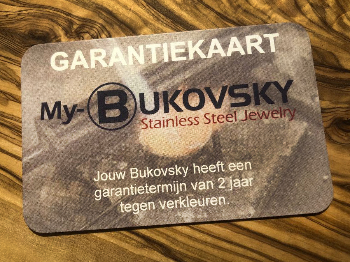 Je ontvangt bij de halsketting een garantiekaart tegen verkleuren. De garantietermijn hiervoor is 2 jaar.