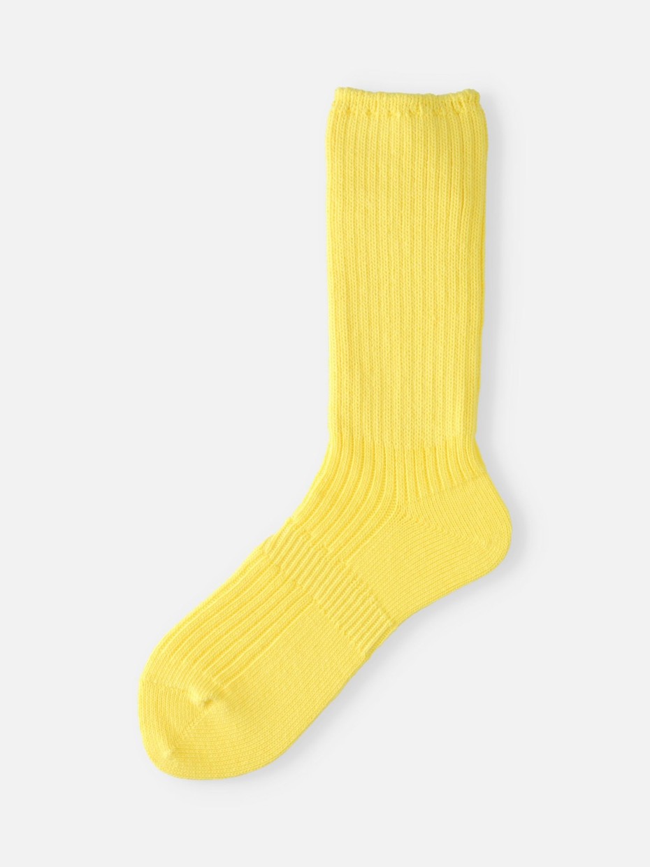 Photo de chaussettes en couleur illuminating yellow