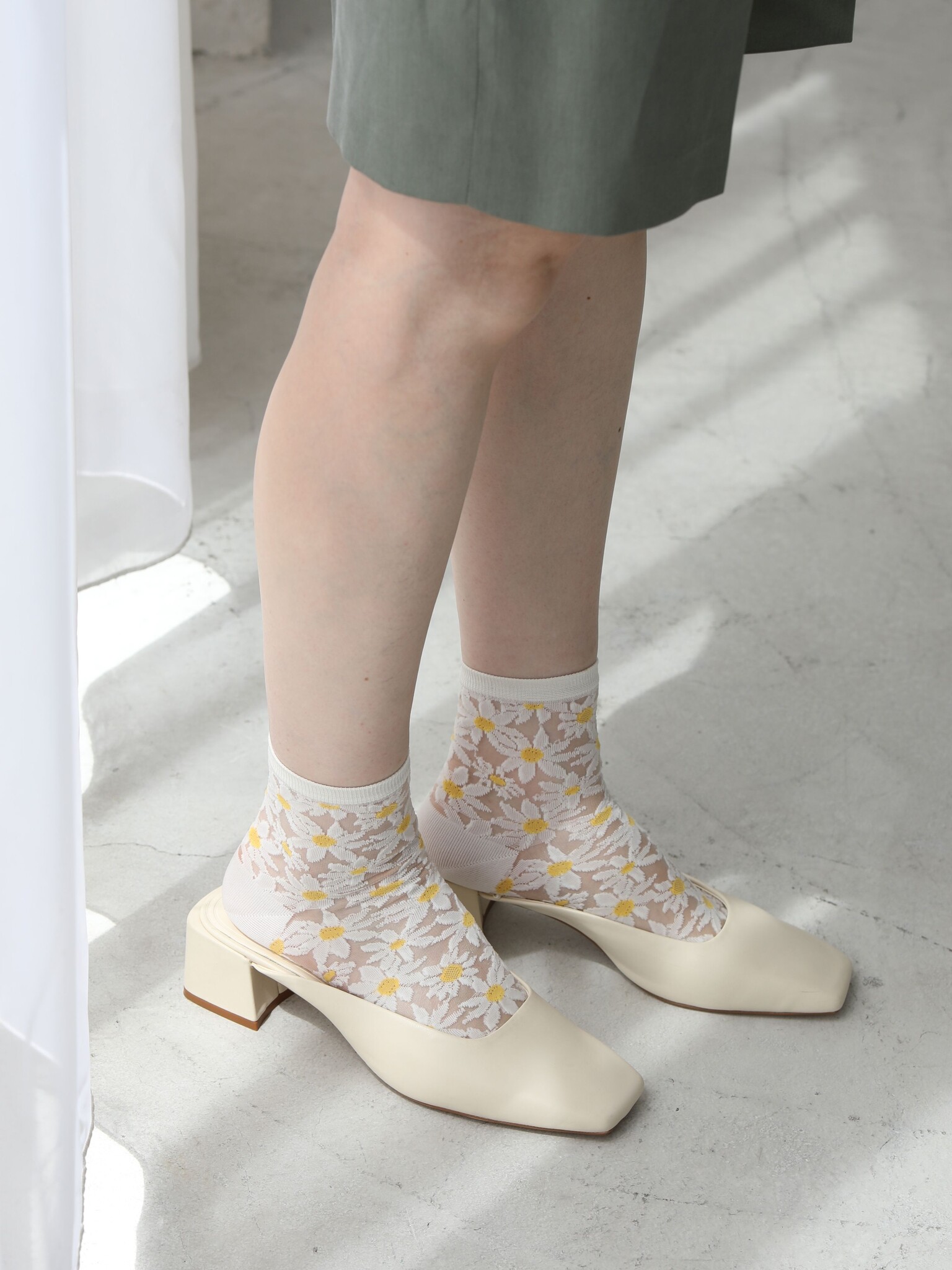 Transparente Gänseblümchen-Knöchelsocken