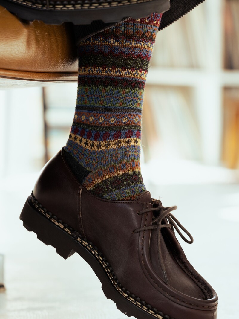 Socken mit Fair-Isle-Jacquard-Streifen in der Mitte der Wade