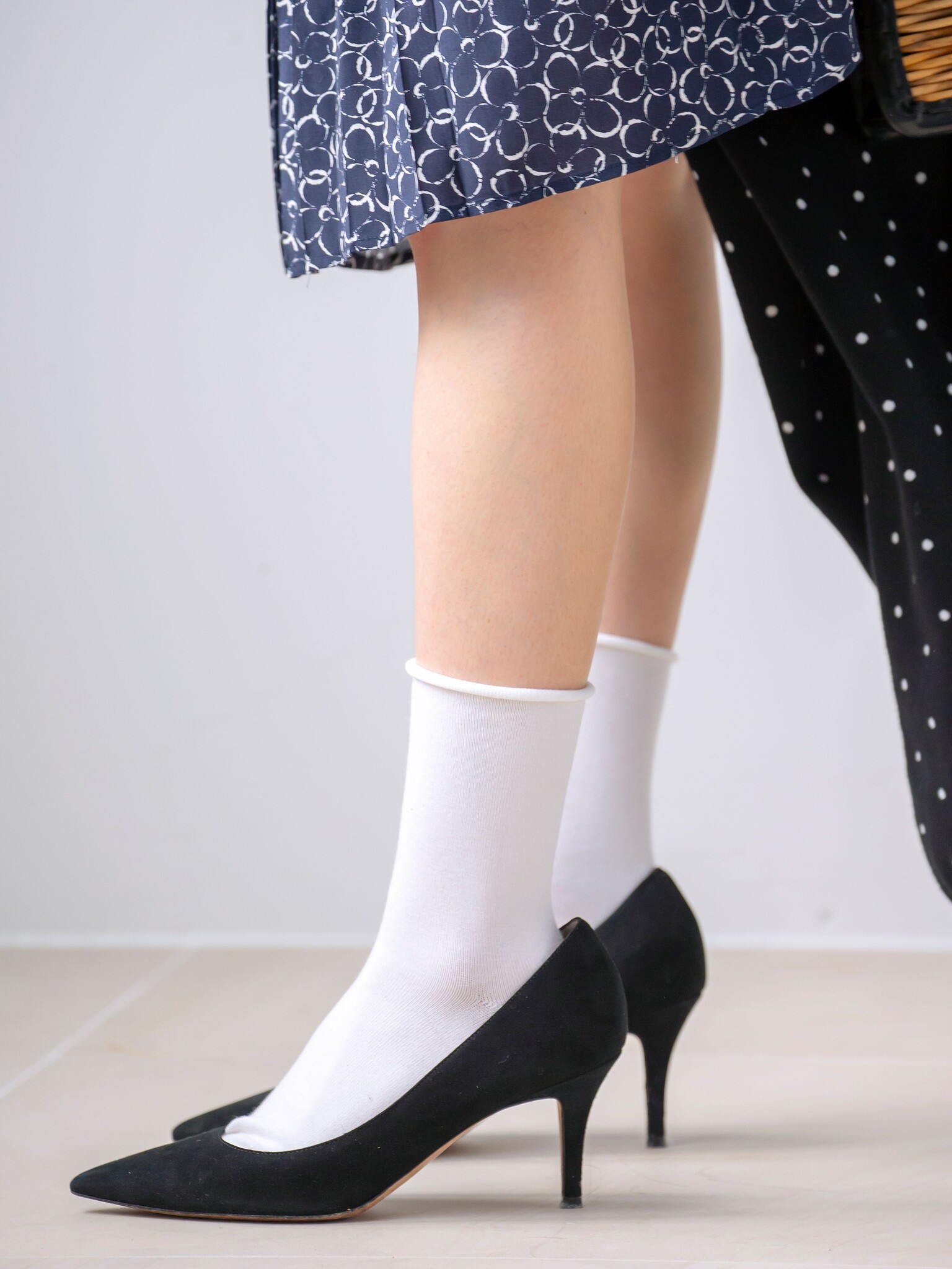 Meia lisa com punho enrolado