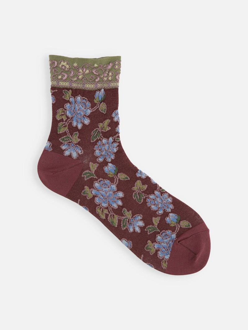 Meia com flor oriental em relevo