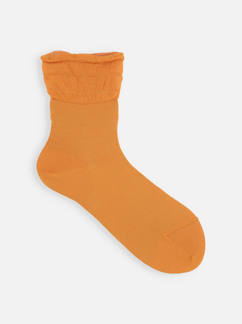 Meia lisa de viscose com borda larga