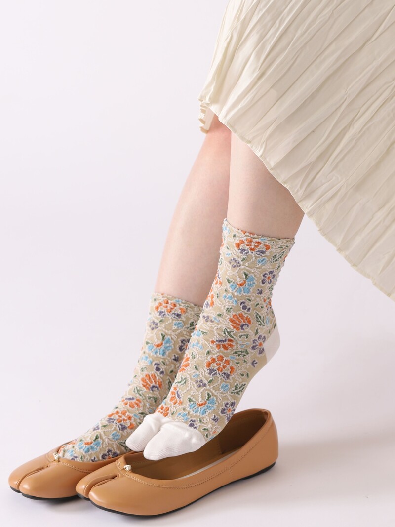 Calcetines altos Tabi con flores grabadas