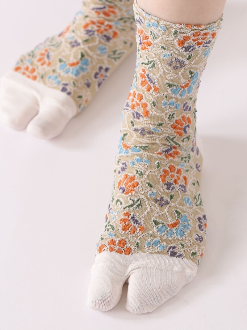 Calcetines altos Tabi con flores grabadas