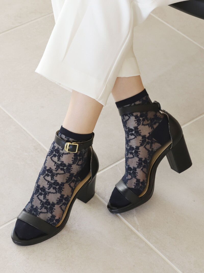Meias transparentes com estampa floral