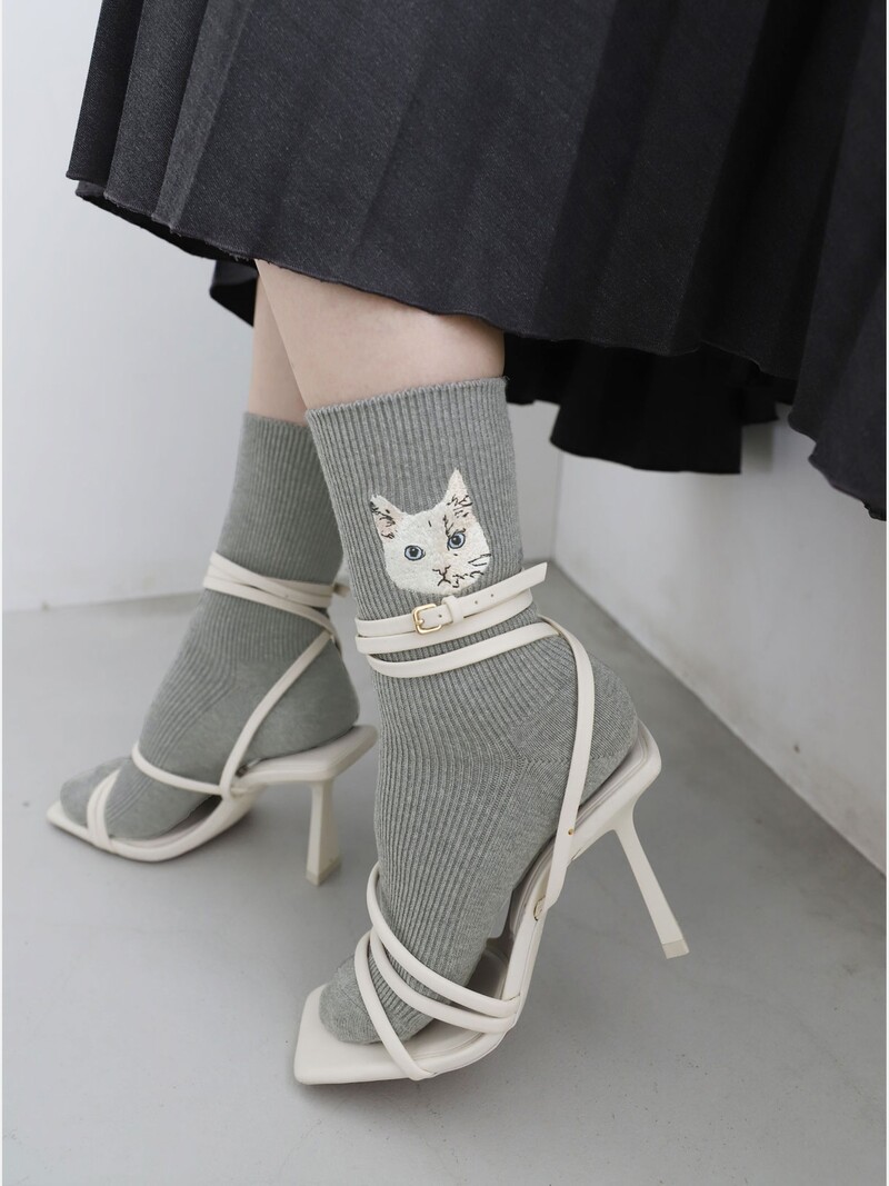 Calcetín canalé gato blanco bordado