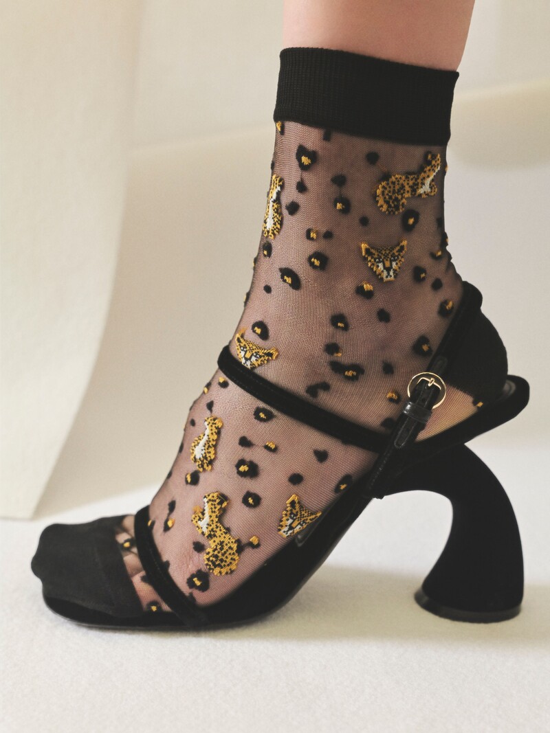 Meia transparente com estampa de leopardo