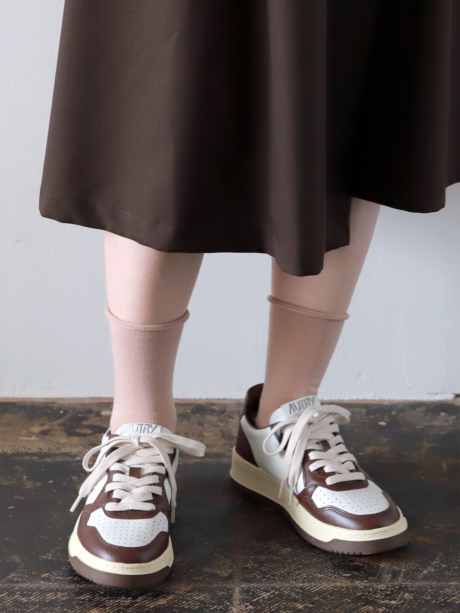 Meia lisa com punho enrolado