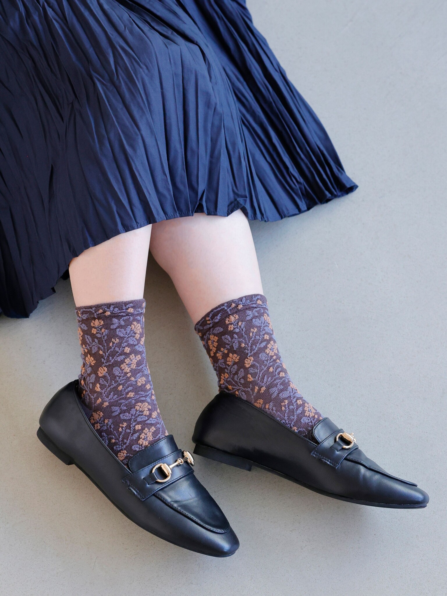 Meia pequena de flor flutuante