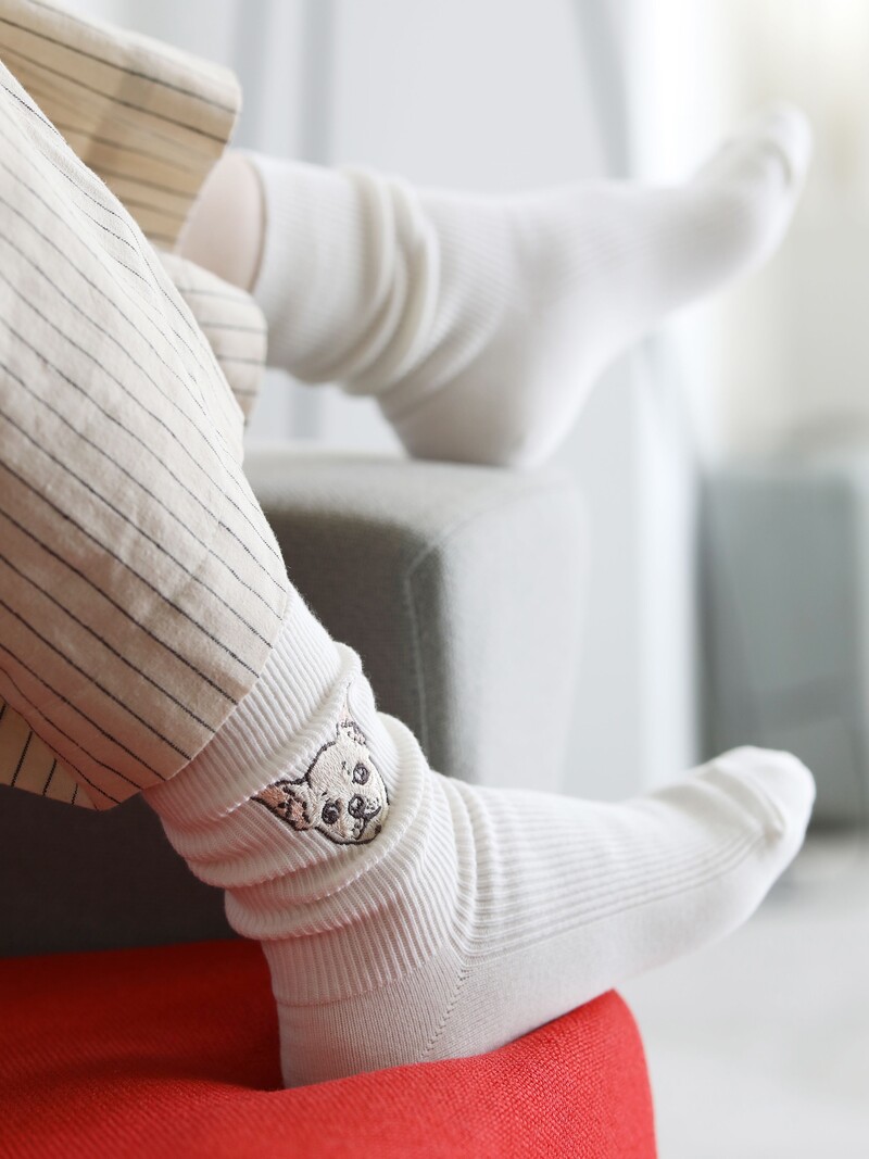 Niedrige Crew-Socken mit feiner Rippenstruktur und Chihuahua-Stickerei