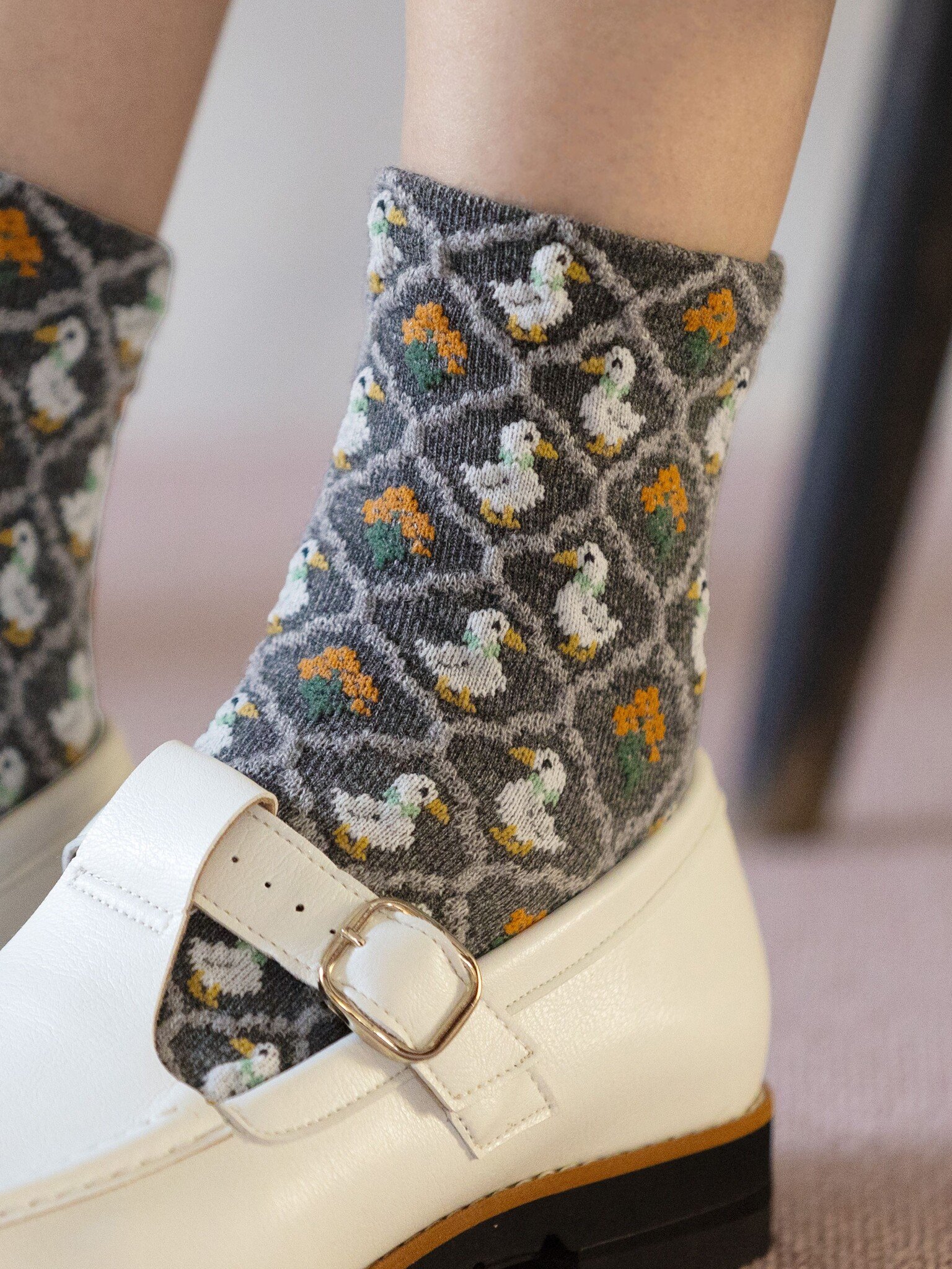 Lage sokken met wolmix en eendenmotief