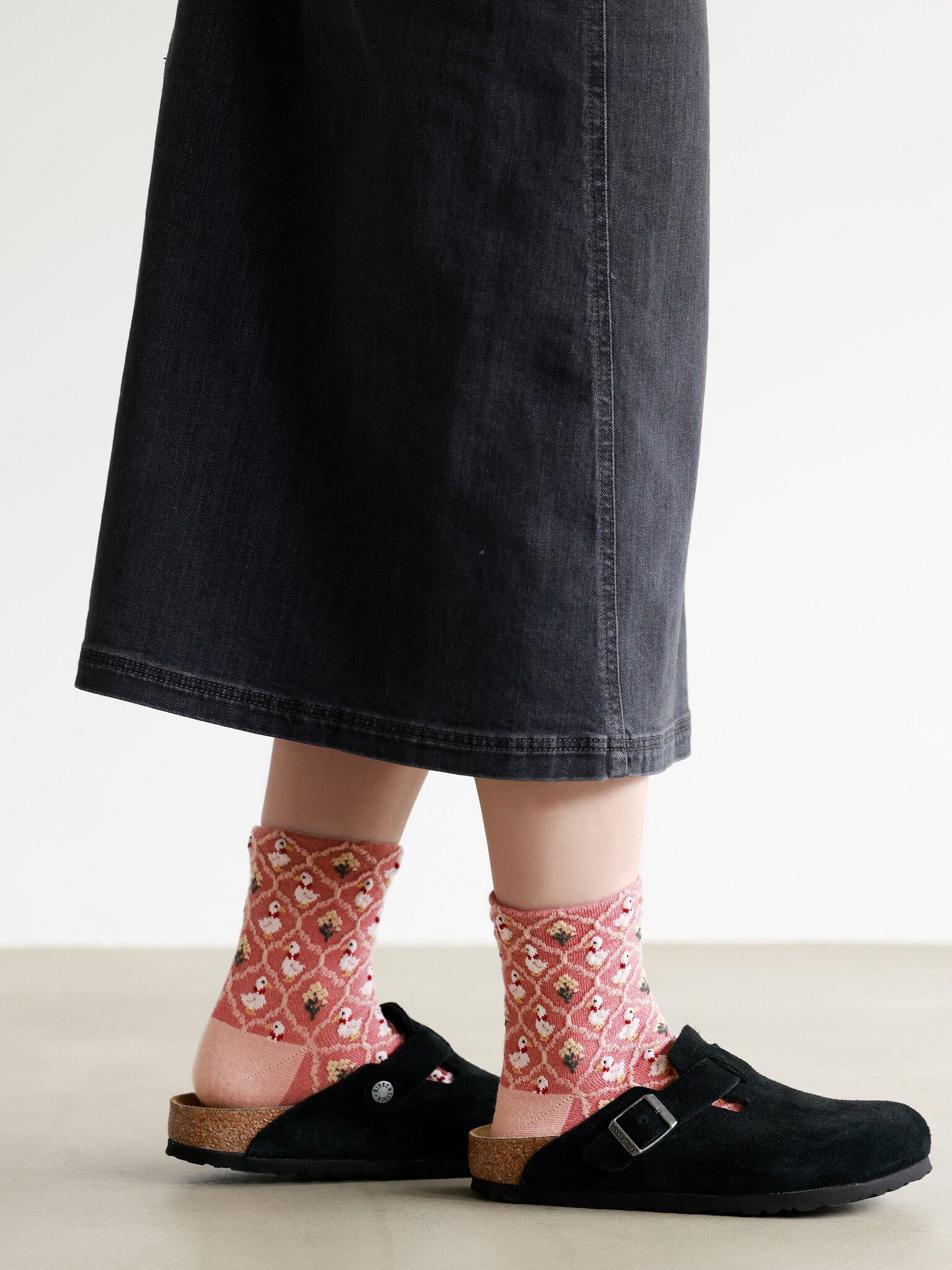 Lage sokken met wolmix en eendenmotief