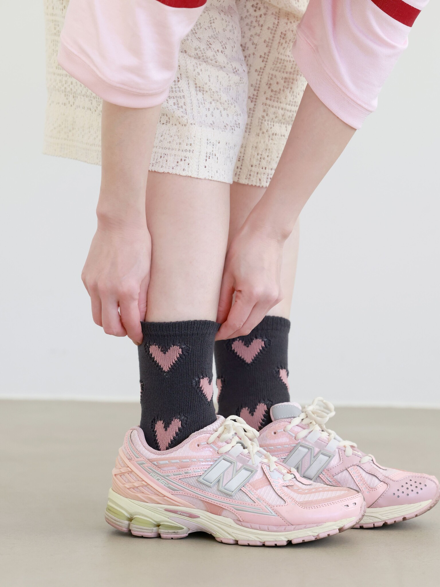 Meias de cano médio com bolinhas coloridas em formato de coração.