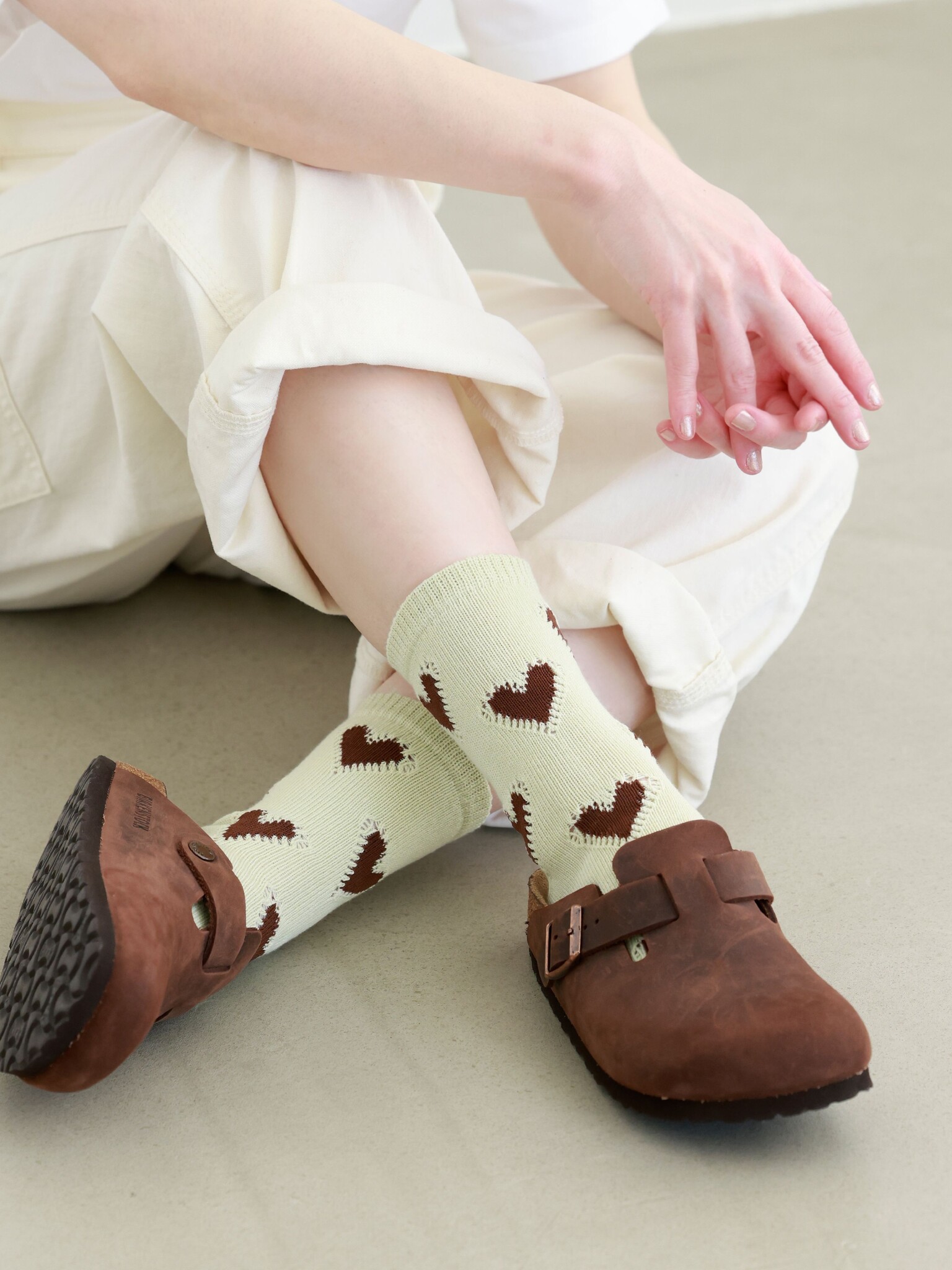 Meias de cano médio com bolinhas coloridas em formato de coração.