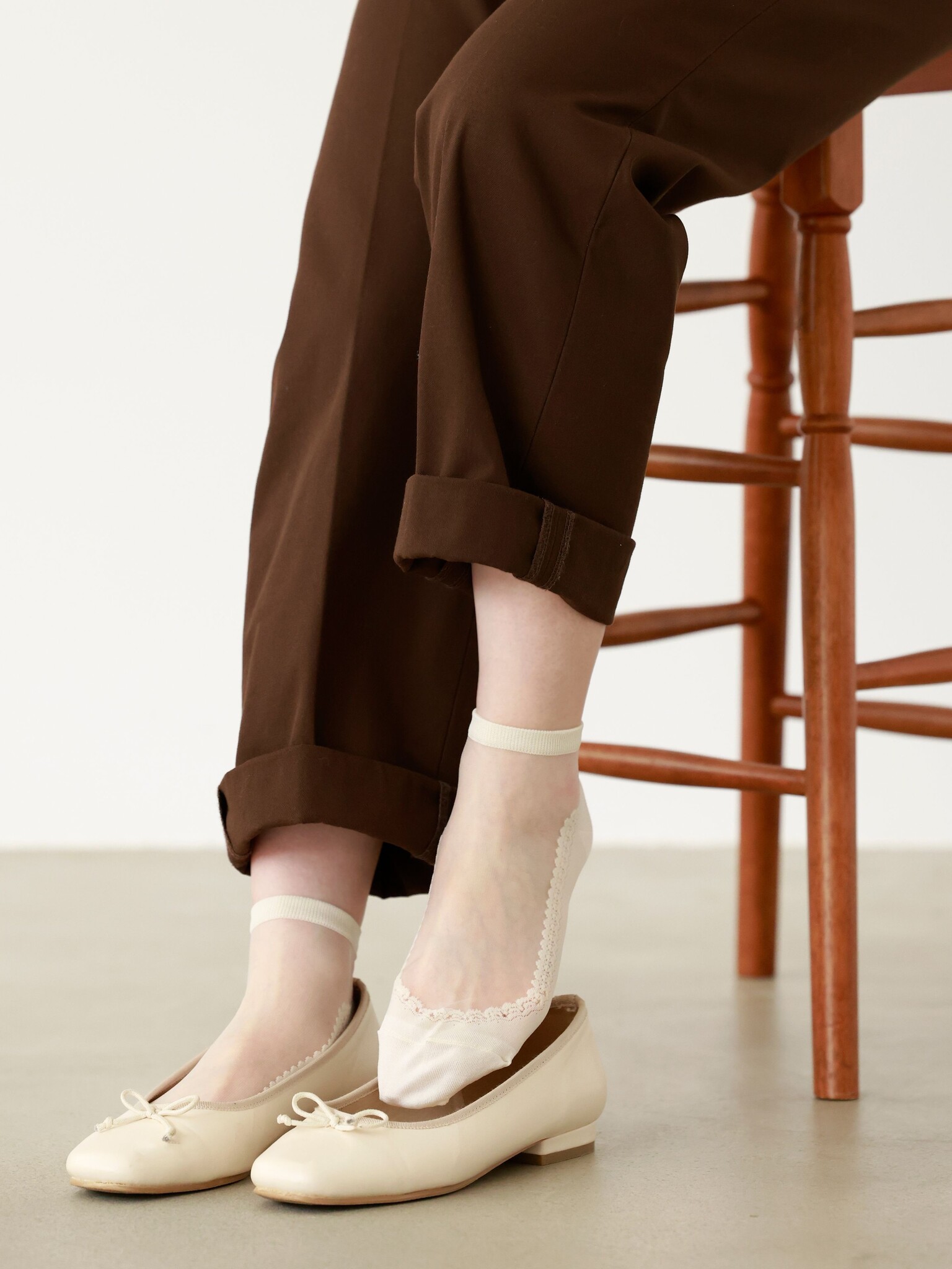 Calzini trasparenti alla caviglia con ballerine di fronte S