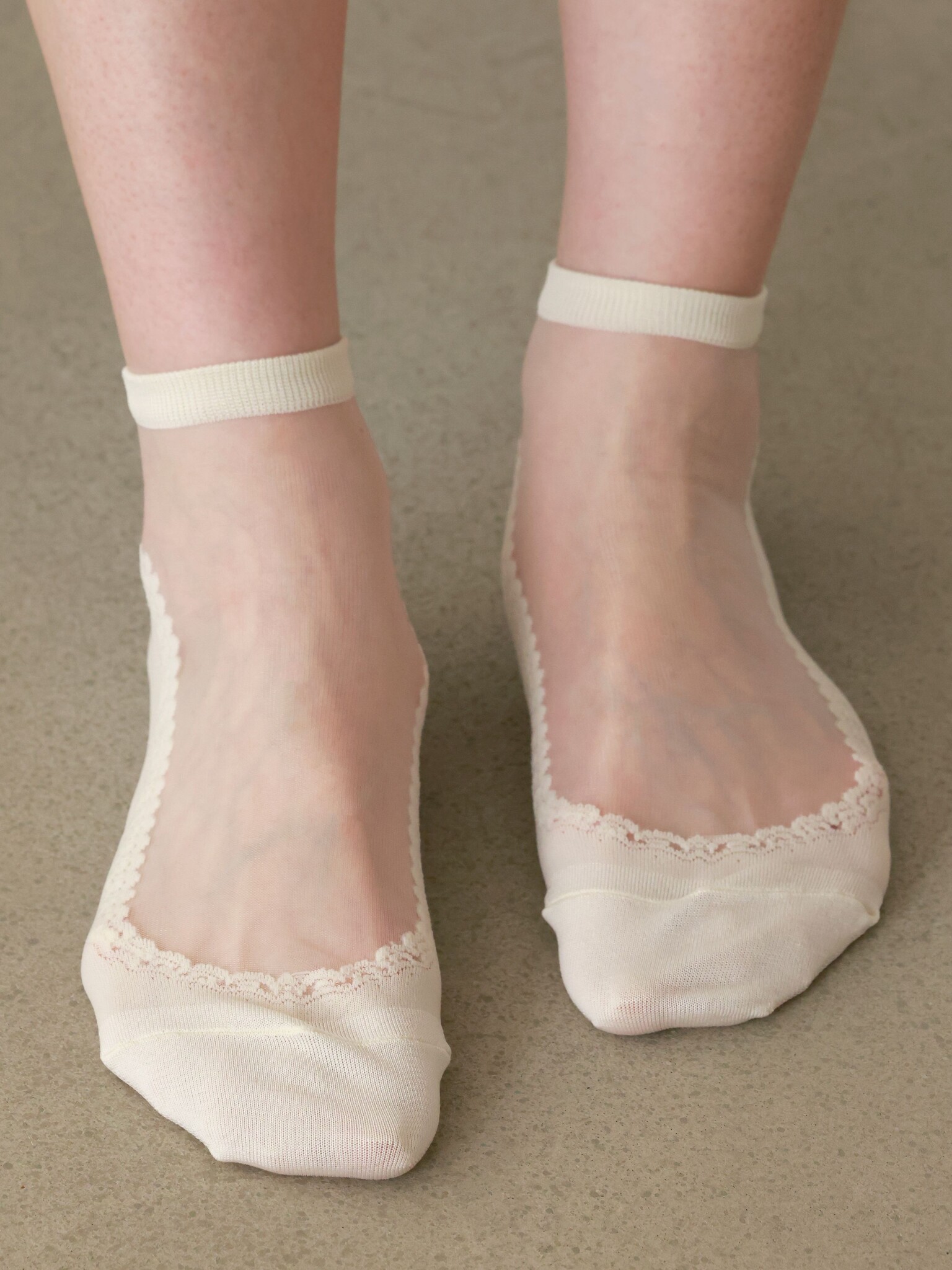 Calzini trasparenti alla caviglia con ballerine di fronte S