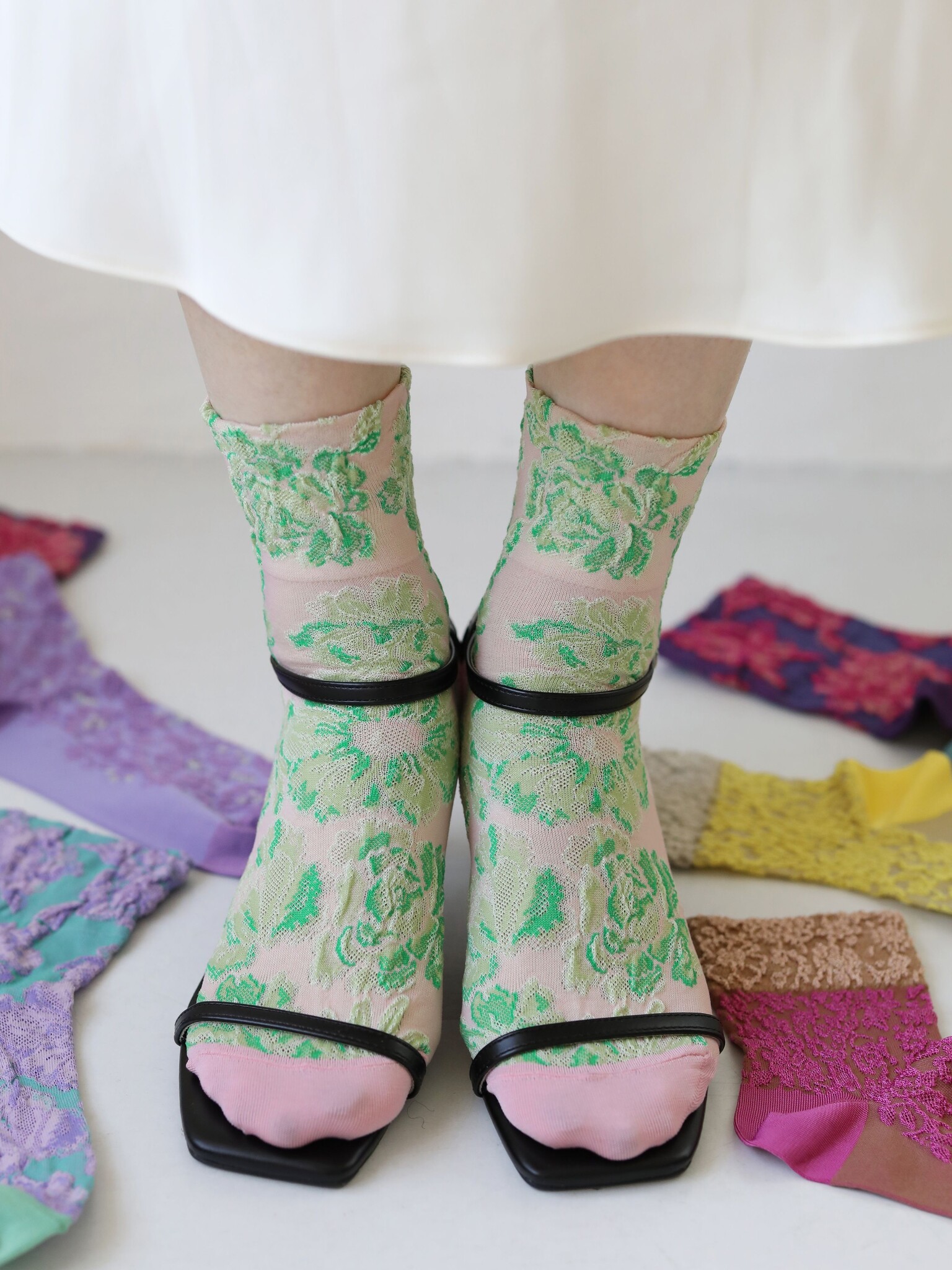 Meias com estampa floral em relevo