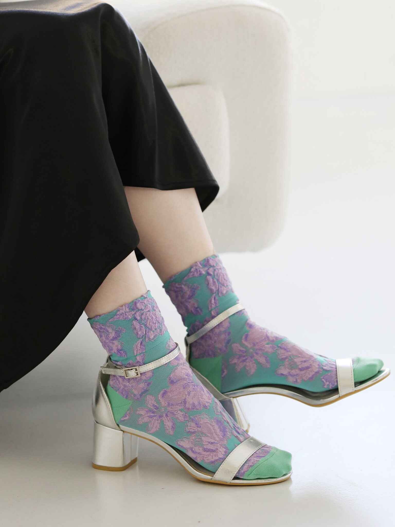 Meias com estampa floral em relevo