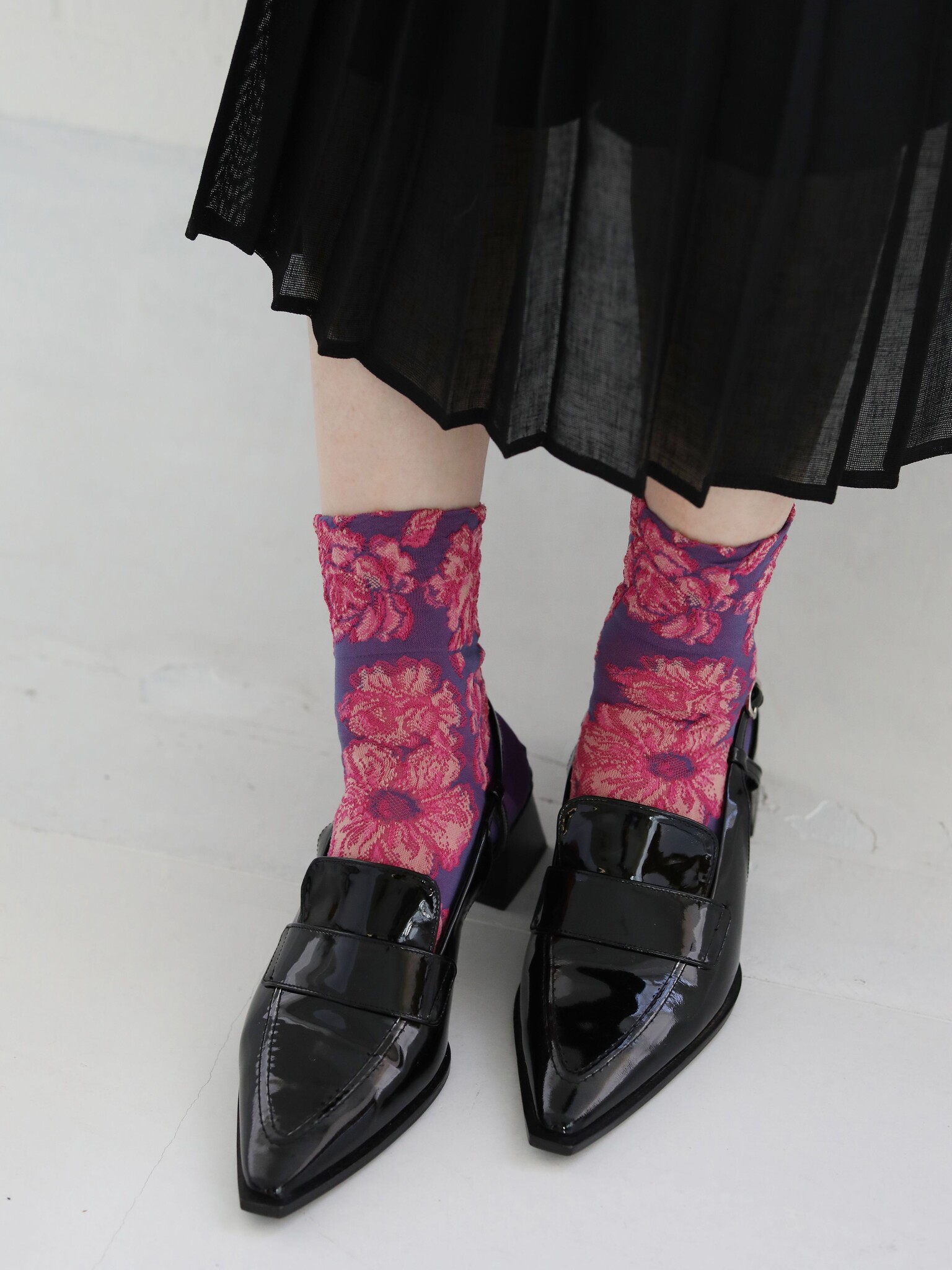 Meias com estampa floral em relevo