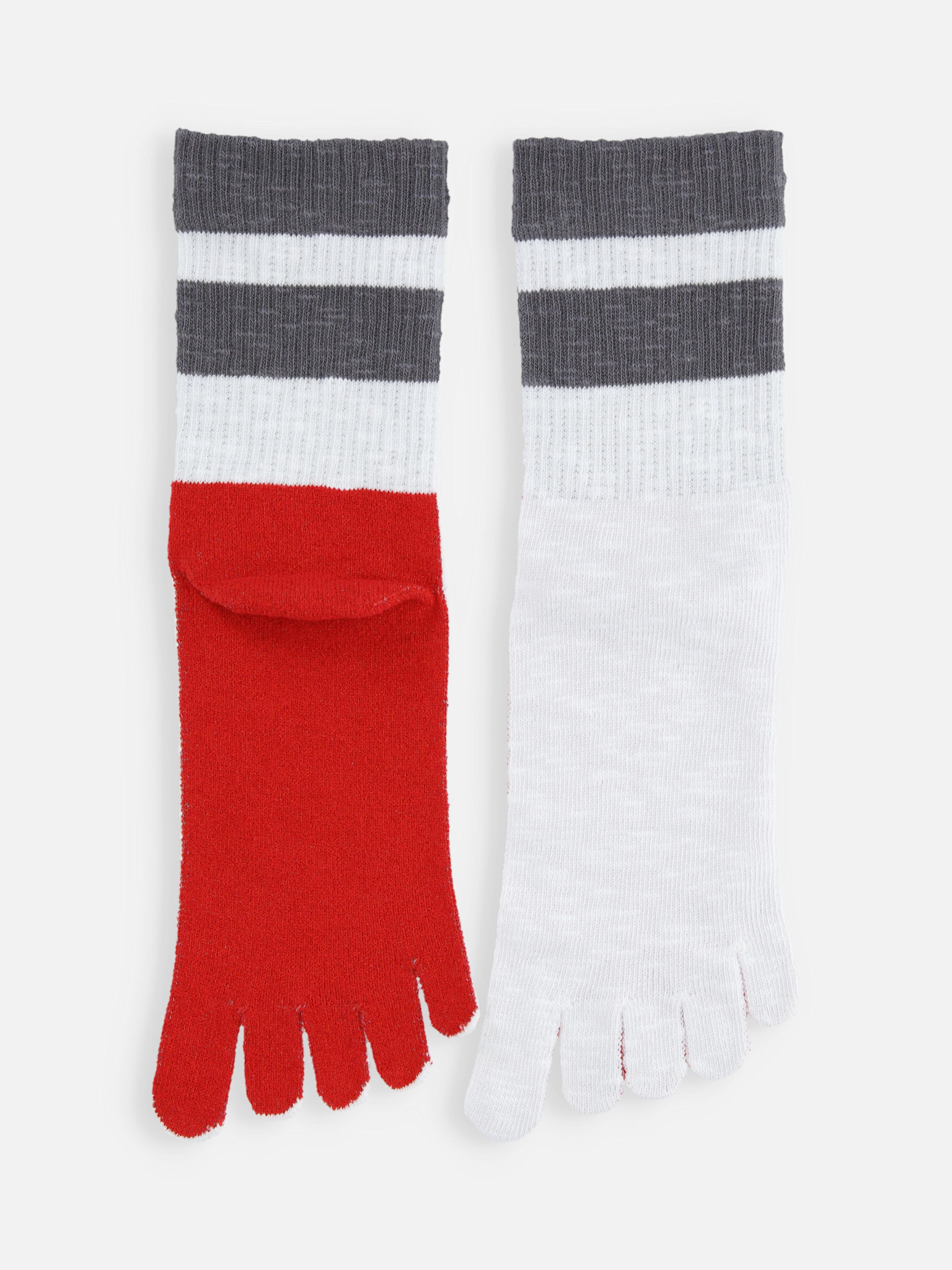 Meias de cano curto listradas com 5 dedos em algodão trançado.