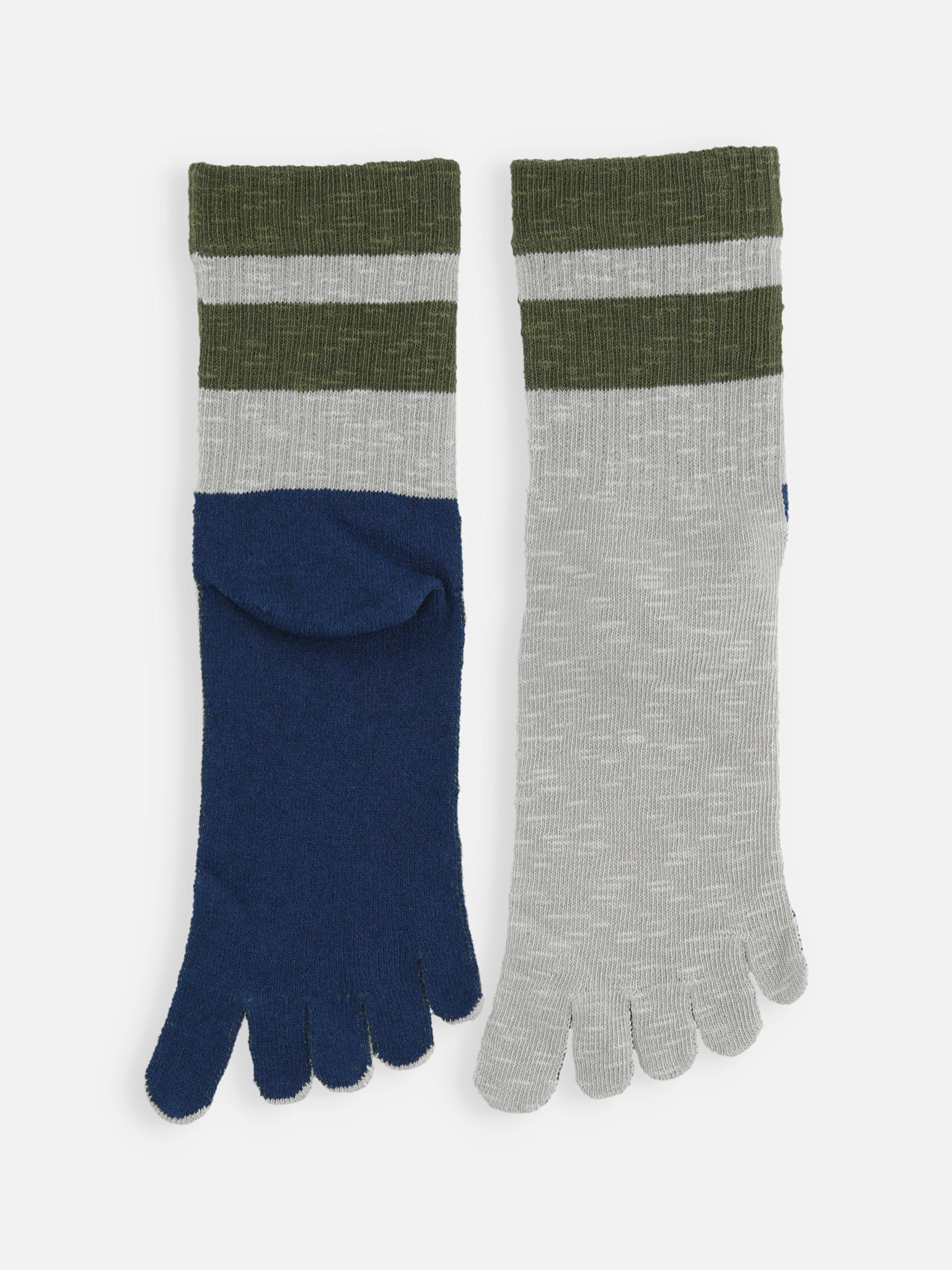 Meias de cano curto listradas com 5 dedos em algodão trançado.
