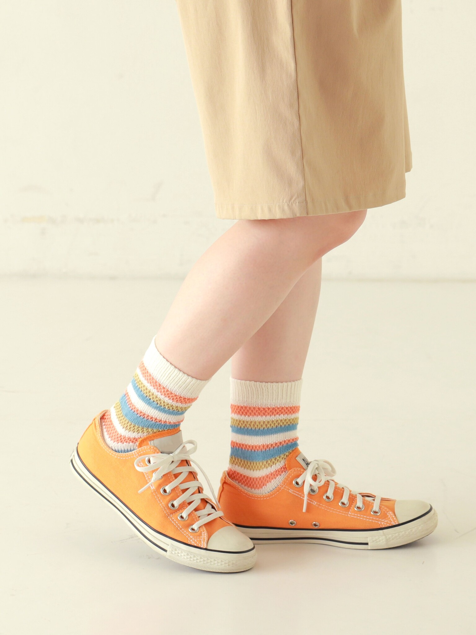 Mesh-Socken mit mehrfarbigen Streifen, niedrige Crew-Socken