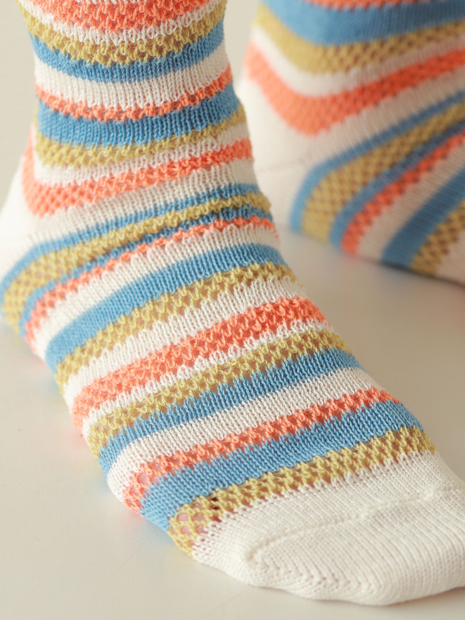 Mesh-Socken mit mehrfarbigen Streifen, niedrige Crew-Socken