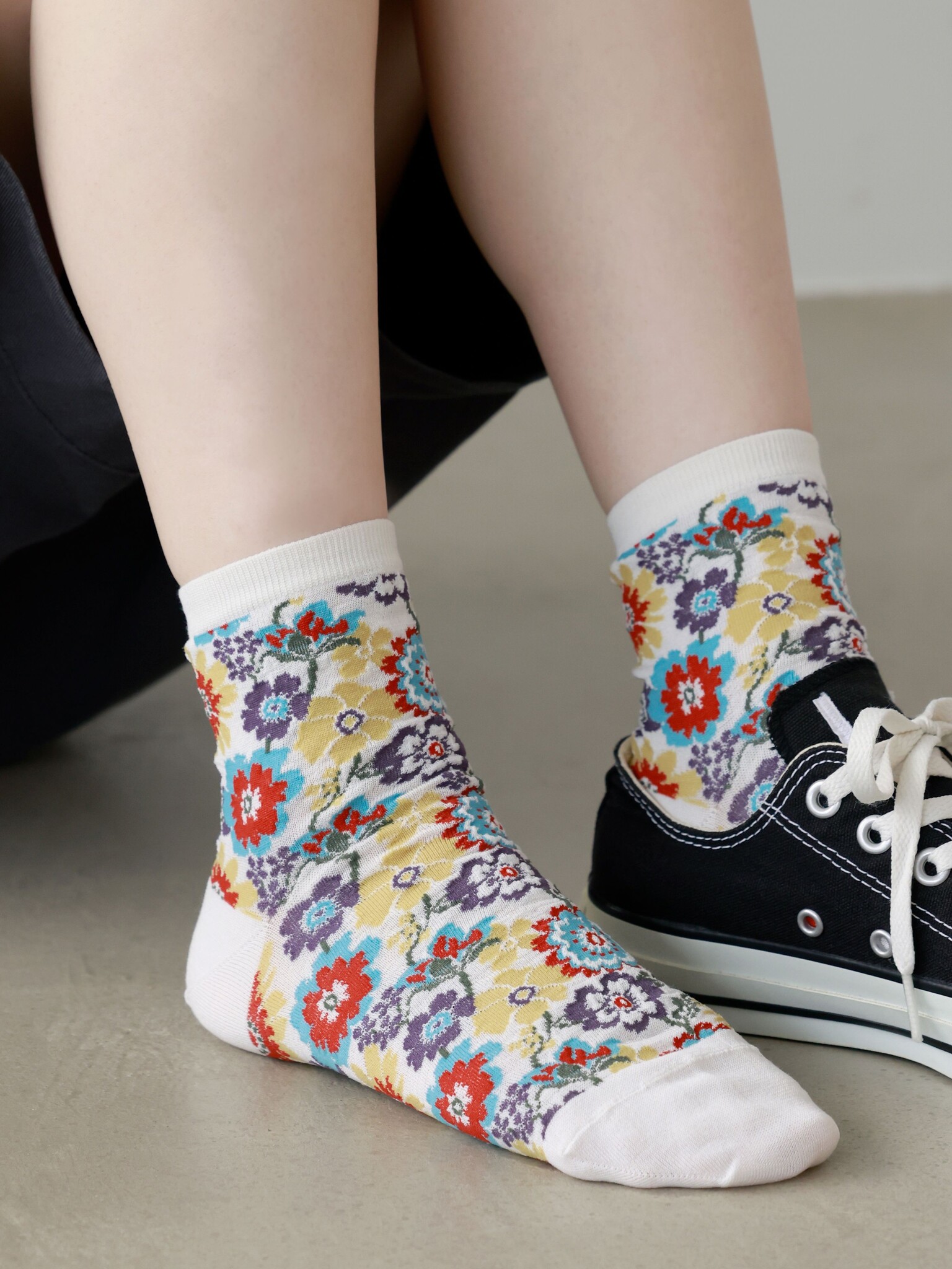 Leichte Knöchelsocken mit Gartenblumenmuster