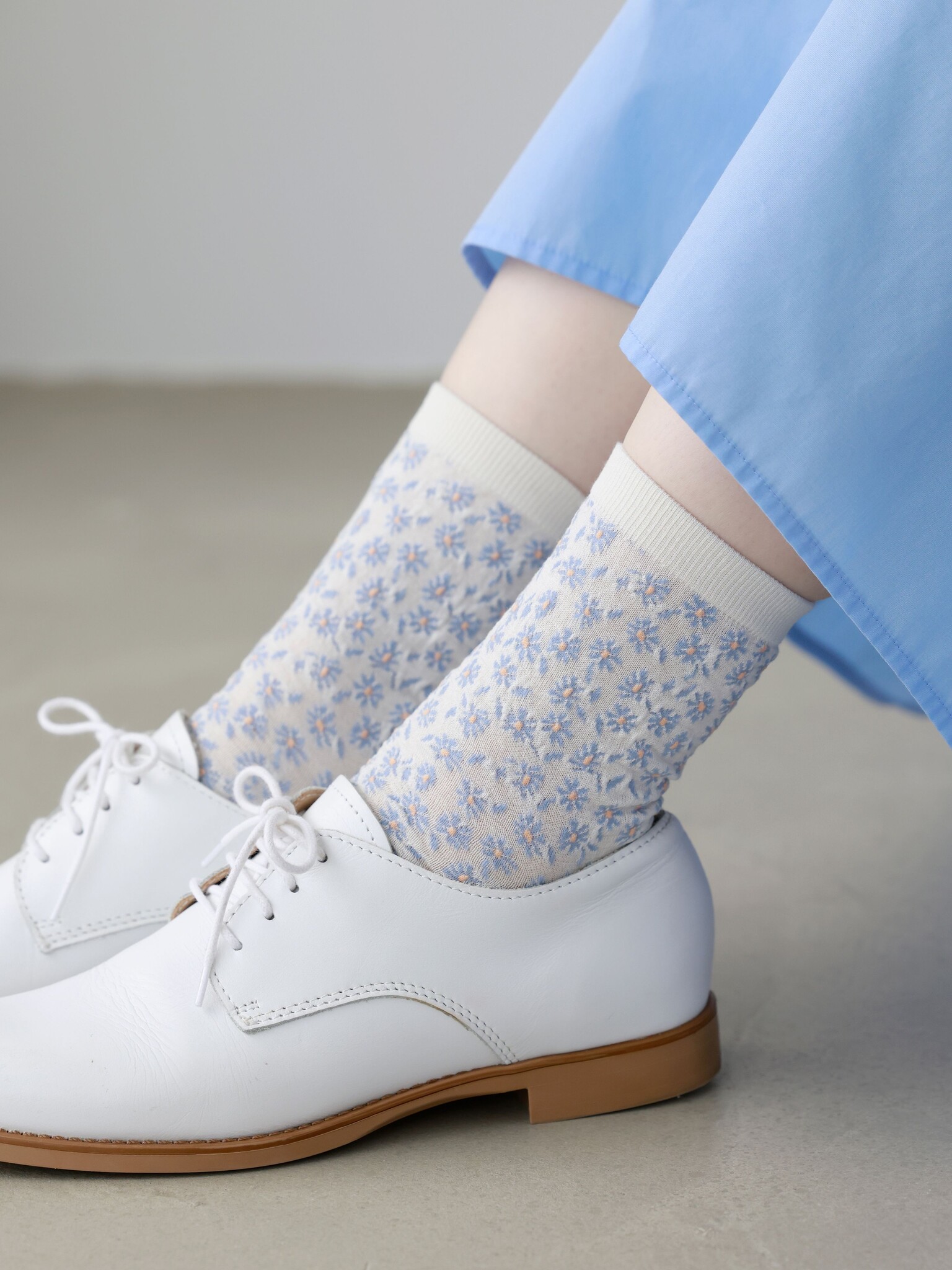 Leichte Knöchelsocken mit Gänseblümchenmuster