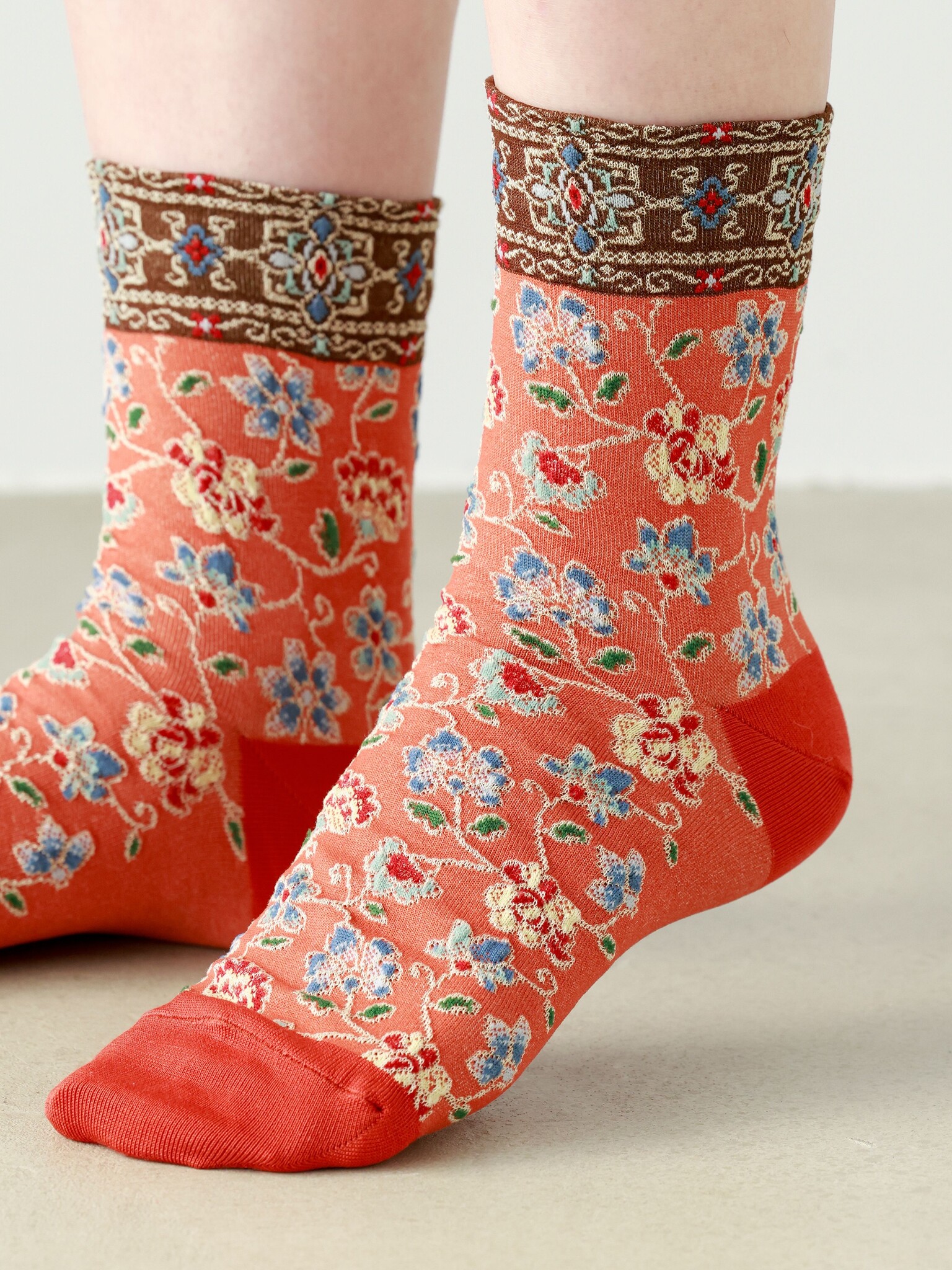 Schwimmende Socken mit orientalischem Blumenmuster