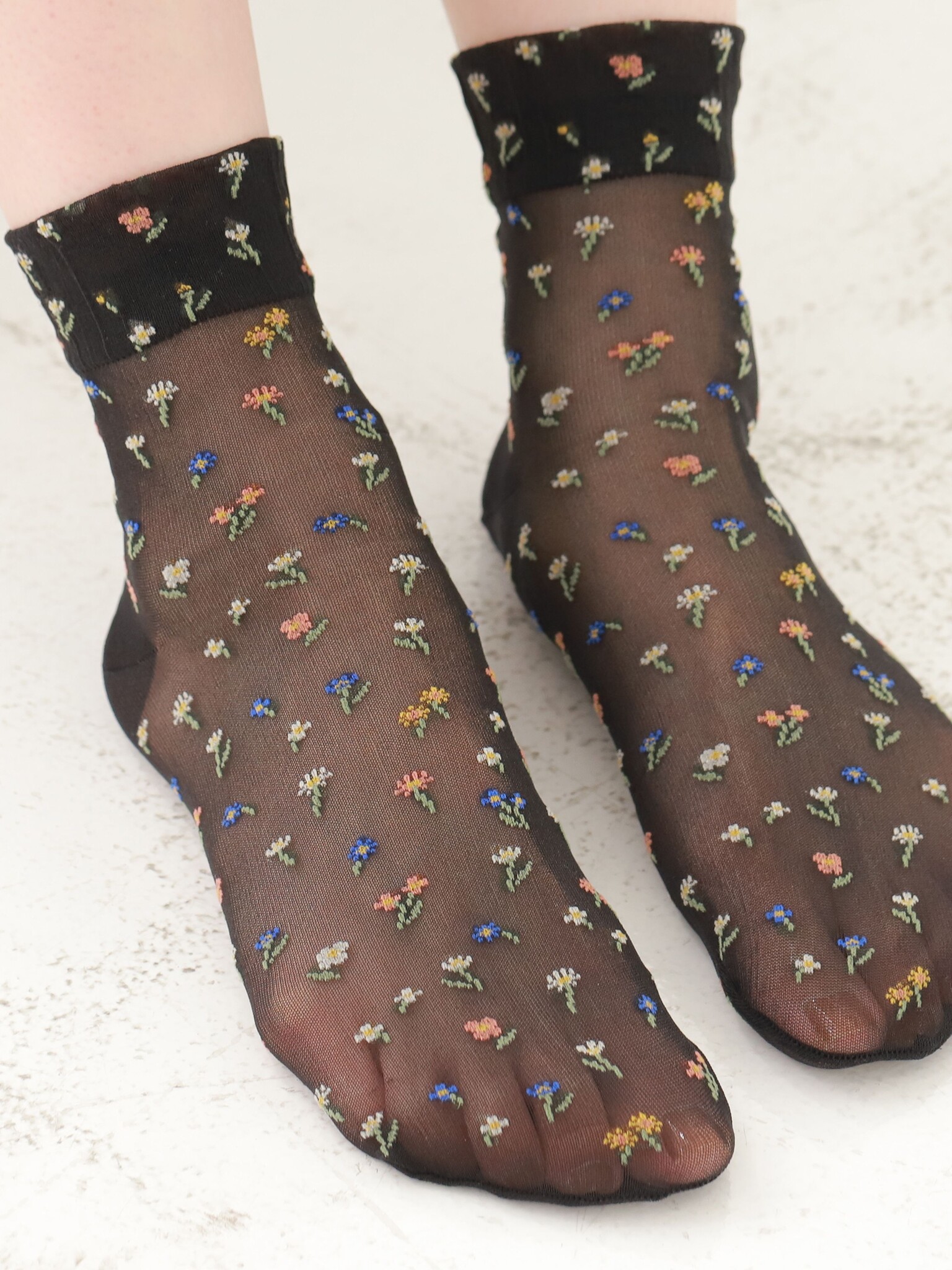 Knöchelsocken aus Tüll mit kleinem Blumenmuster