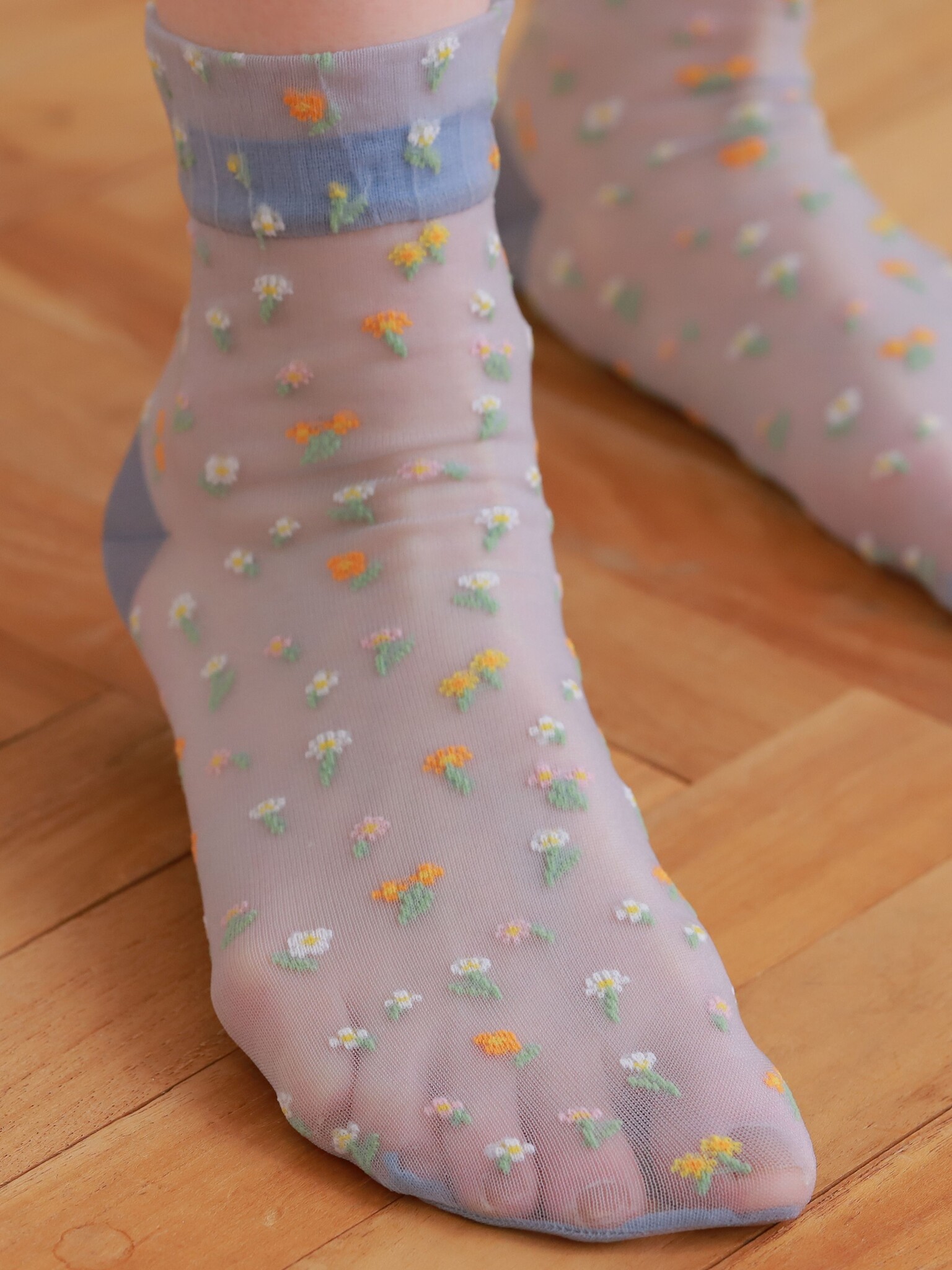 Knöchelsocken aus Tüll mit kleinem Blumenmuster
