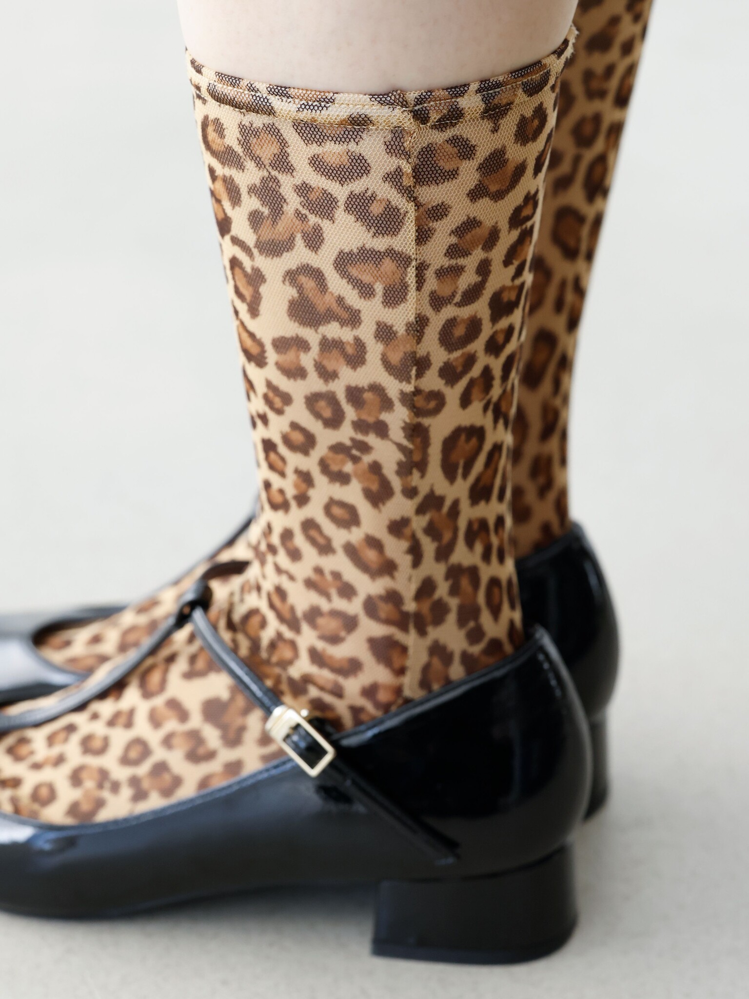 meias de tule com estampa de leopardo até o joelho