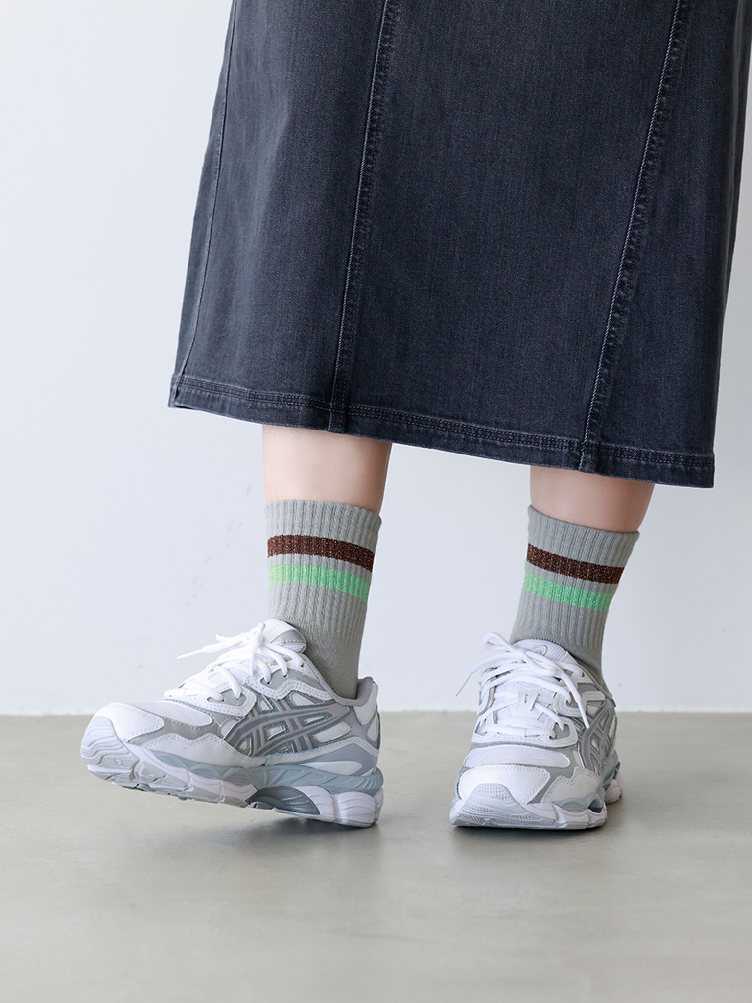 Fitness top met glinsterende lijnen en korte sokken