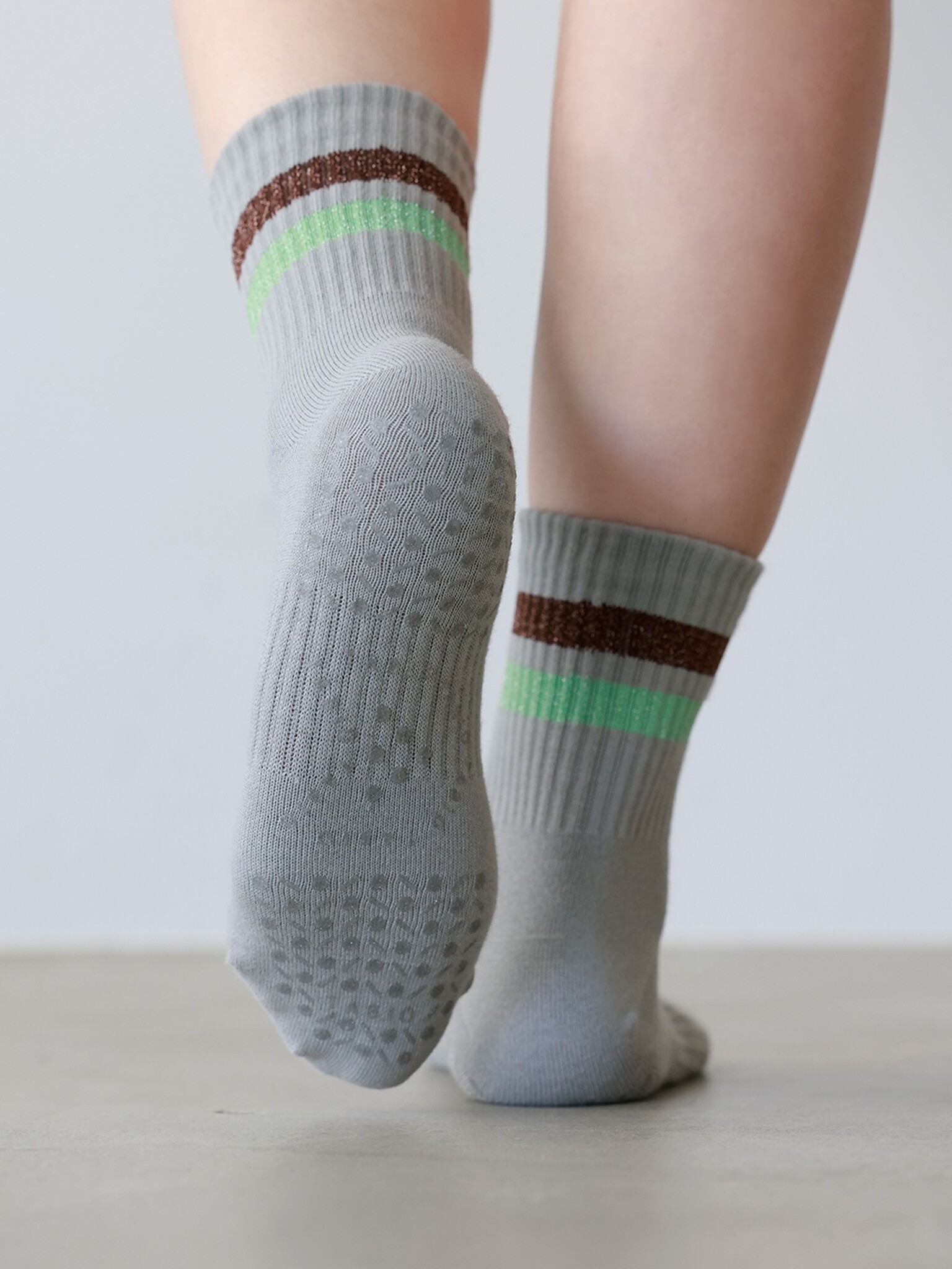 Fitness top met glinsterende lijnen en korte sokken