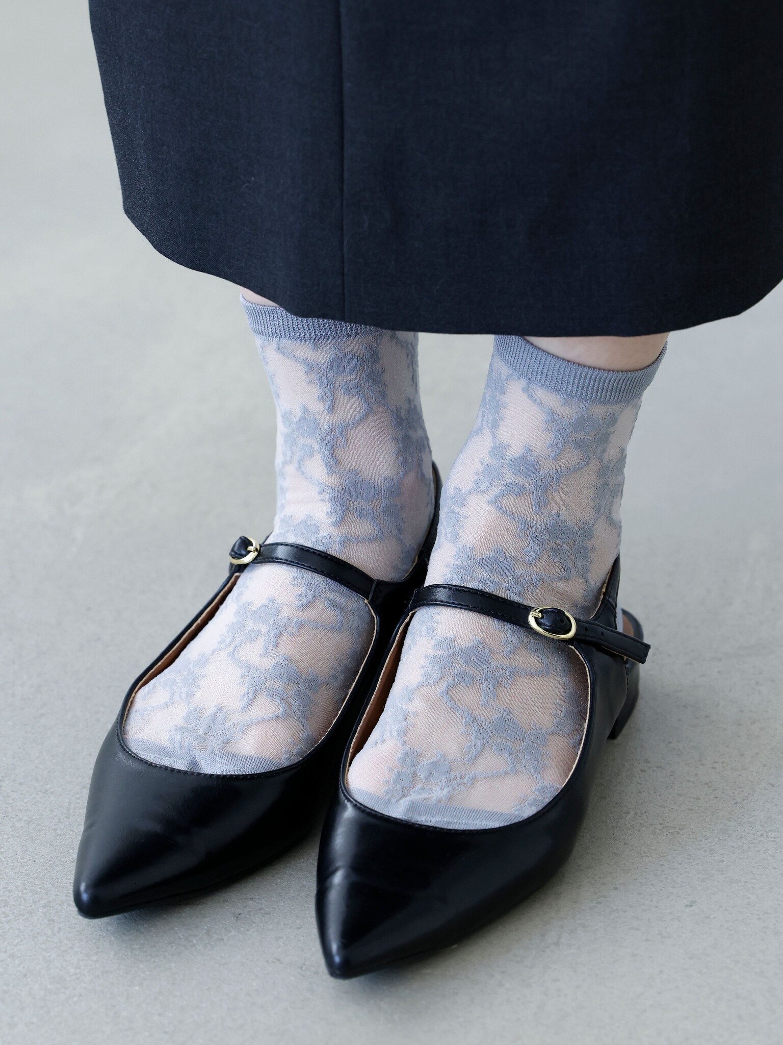 Calcetines tobilleros transparentes con estampado floral.