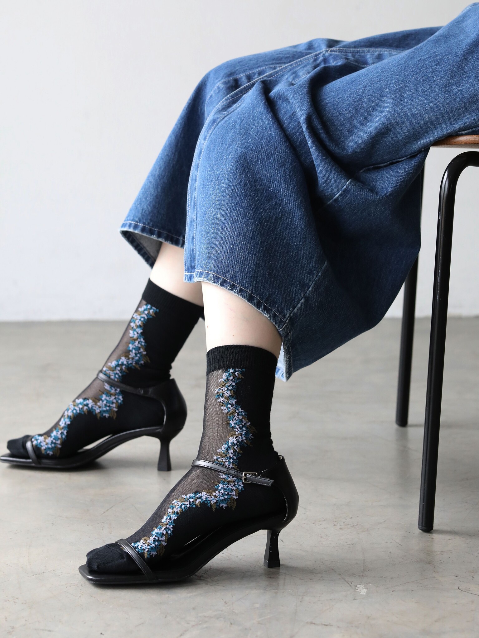 Transparente Socken mit Blumenmuster