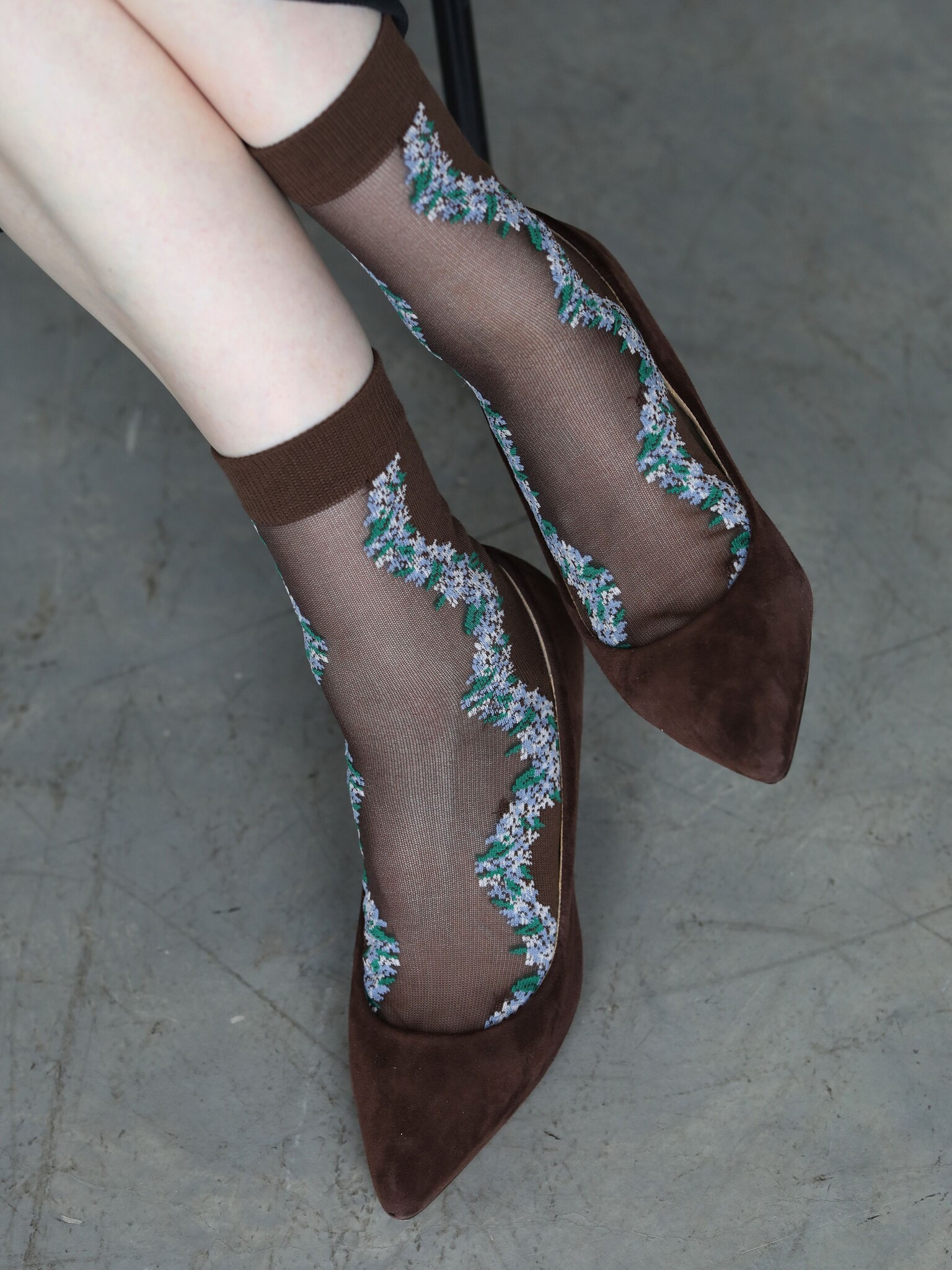Transparente Socken mit Blumenmuster