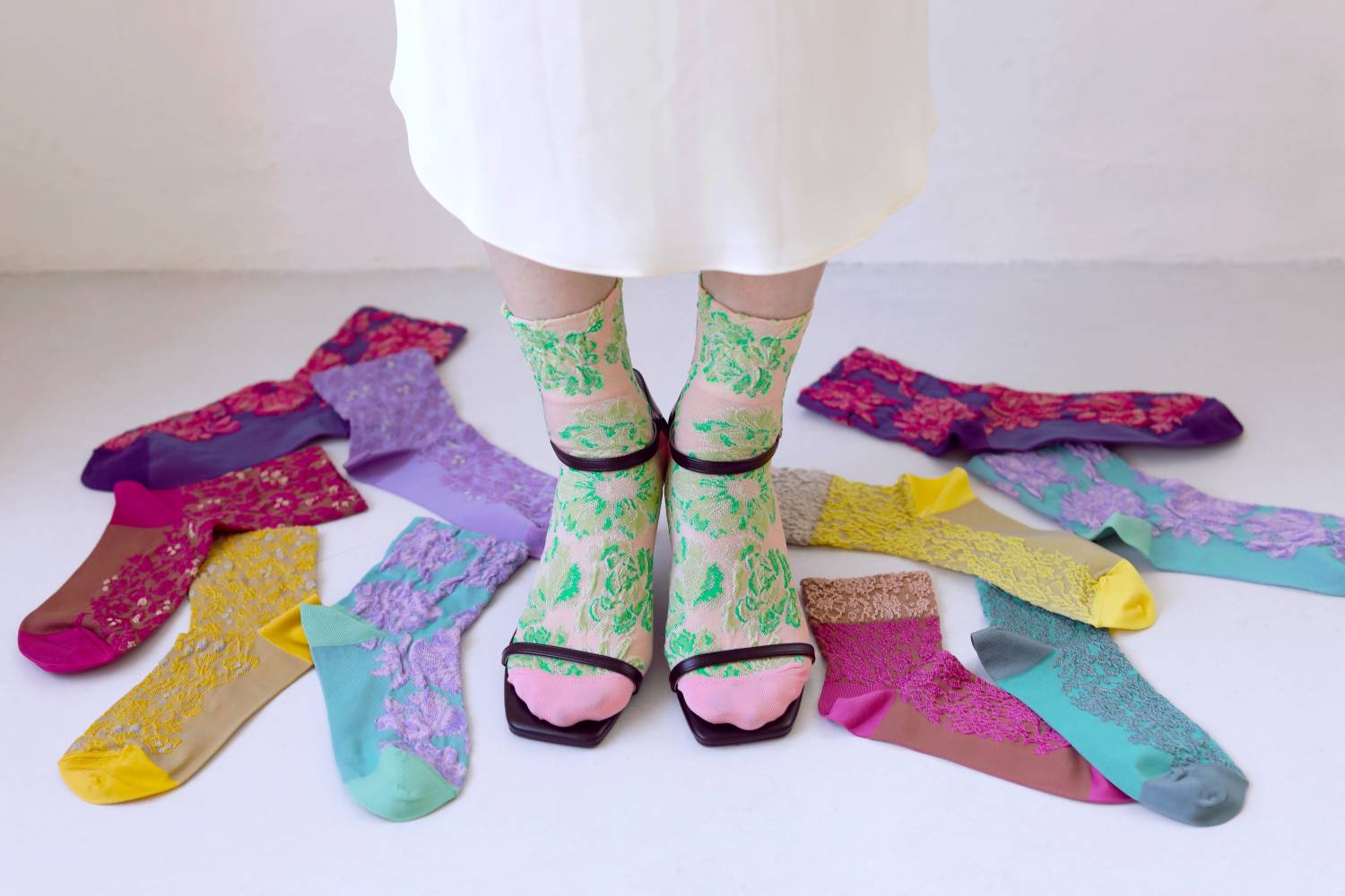 <div> <span style="color: #C9B7D1; font-weight: bold;">Chaussettes fleuries</span> </div><p>Ajoutez une touche de fraîcheur à vos looks ❀</p>