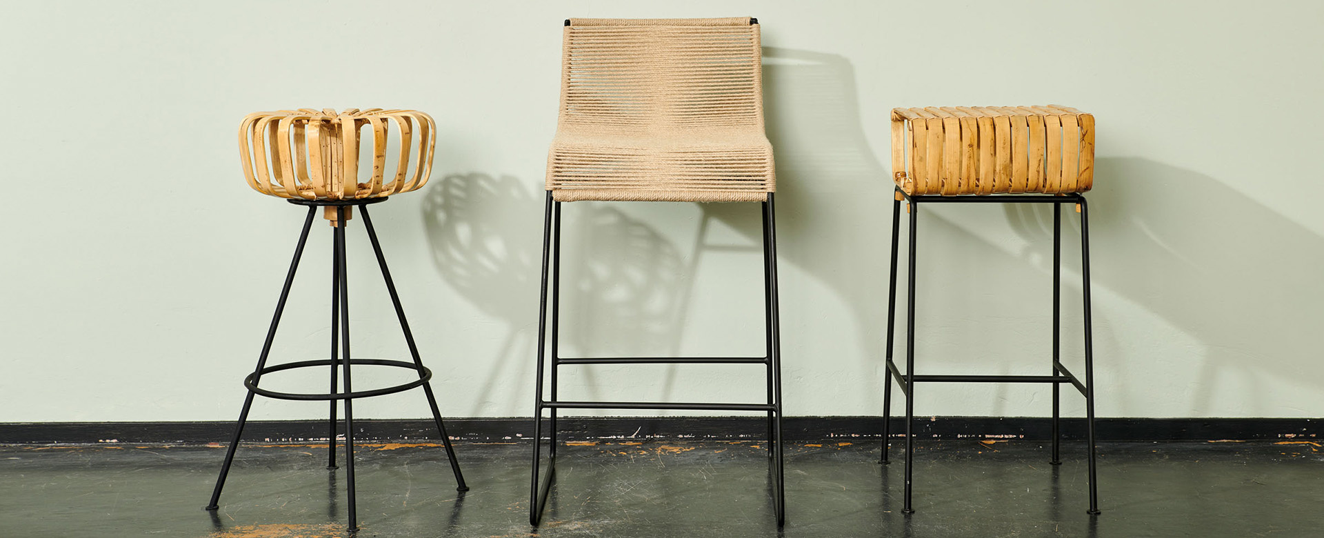 Natural materials for a warm interiorIncluding hemp fibers and palm leaf.