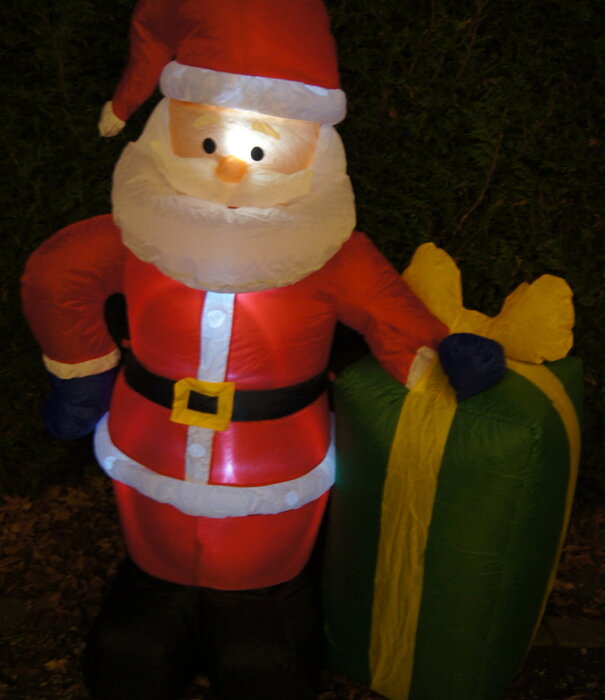 Père Noël gonflable avec cadeau