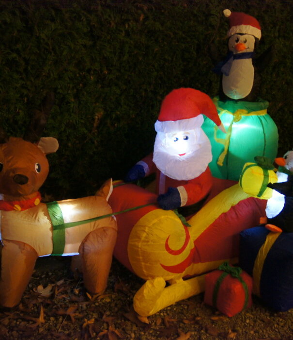 Scène de Noël gonflable avec le Père Noël et son traîneau à rennes
