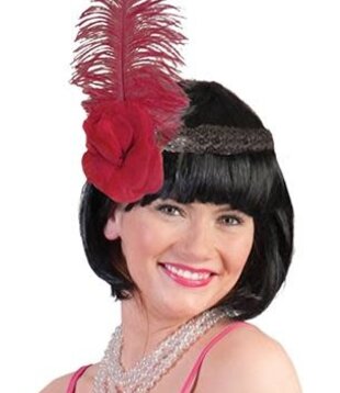 Bandeau noir orné d'une fleur et d'un panache rouge