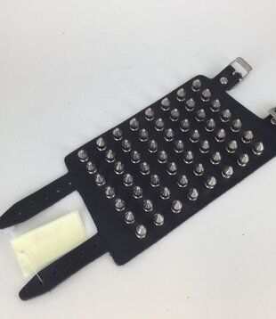 petit bracelet en cuir avec épingles (7 rangs)