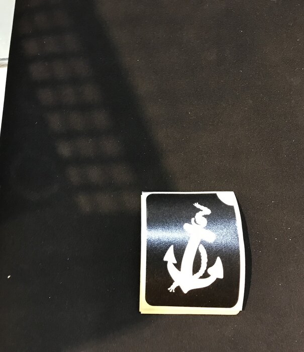 pochoir ancrage autocollant