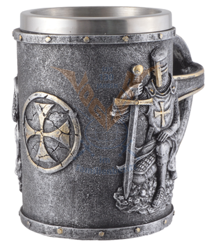 Beker Mok knielende kruisvaarder met zwaard