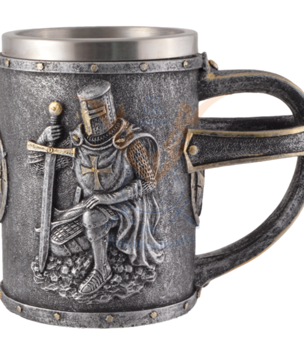 Beker Mok knielende kruisvaarder met zwaard