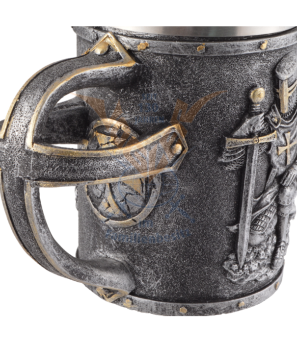 Beker Mok knielende kruisvaarder met zwaard